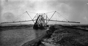 Bucketdredger with two side dischargers