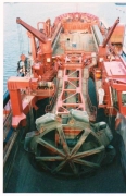 Gravel dredger with bucket wheel for discharging