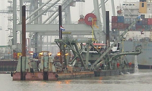 Triton - barge unloading dredger