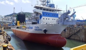 Endam - trailing suction hopper dredger with oilrecovery installation